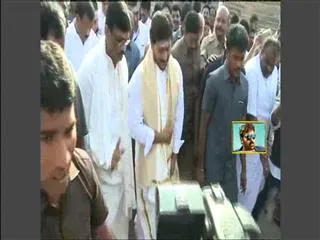 ys jagan mohan reddy offers Prayers at srisailam - Sakshi