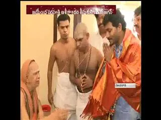 ys jagan met jayendra saraswathi in vijayawada - Sakshi