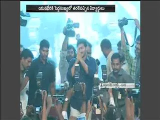 YS Jagan reaches Yuva bheri meeting place in Nellore - Sakshi