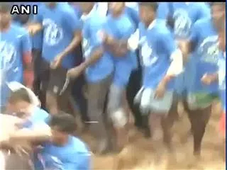 jallikattu begins in Karungulam village of Tamil Nadu - Sakshi