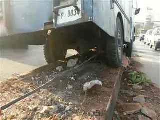 bus rammed into divider, traffic jam on fly over - Sakshi