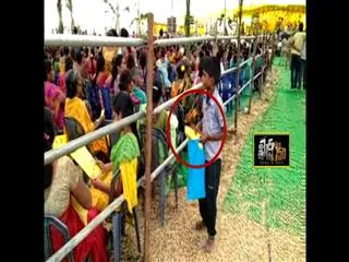 farmers protest in janmabhoomi programme - Sakshi