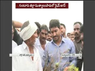 ys jagan mohan reddy visits flood affected areas of mutyalampadu - Sakshi