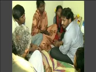 YS Jagan consoles chand basha family - Sakshi