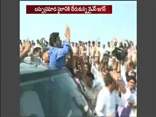 ys jagan mohan reddy visit penuganchiprolu bus accident place - Sakshi