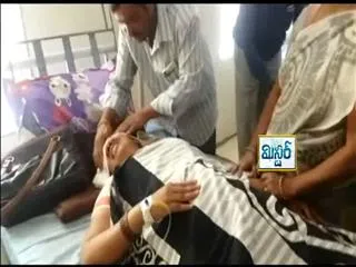 women employee swoon over TDP Leaders Pressure - Sakshi
