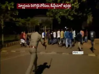 Clash between the students in kakinada JNTU - Sakshi