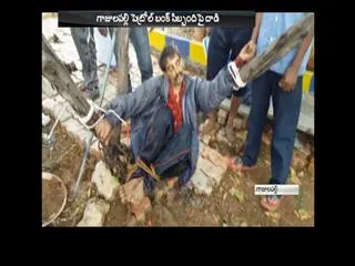 thief caught in the Petrol Bunk - Sakshi