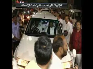 DMK cadres pelt stones at Vaiko who went to meet Karunanidhi - Sakshi