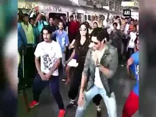 Katrina, Sidharth did cinema promotion at Delhi airport,  causes security scare - Sakshi