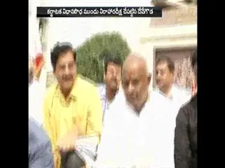 Deve Gowda sits in dharna against 'injustice' in Cauvery issue - Sakshi