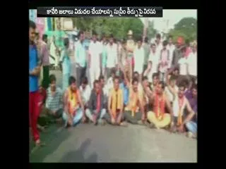 protesters blocked a major highway in Karnataka and 700 buses were taken off roads in massive protests - Sakshi