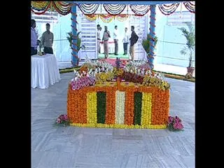 CM KCR tribute to Mahatma Gandhi at Bapu Ghat - Sakshi