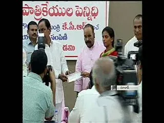 kcr gives checks to journalist families at pragathi bhavan - Sakshi