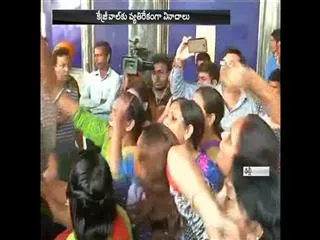 Arvind Kejriwal Boards Train Amid Protests, Pulls Into Ludhiana With More - Sakshi