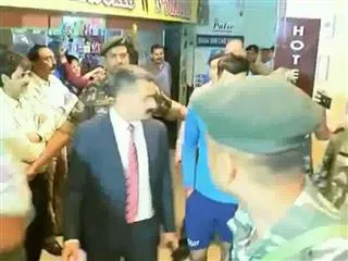 Huge crowd gathers for to see Kohli - Sakshi