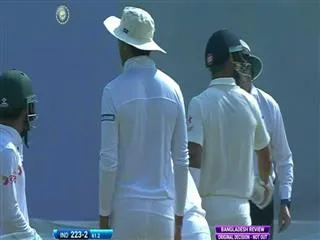 Virat Kohli un stoppable laughing at Mushfiqur Rahim DRS Call - Sakshi