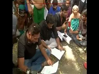 Tamil Actors Back Farmers Protesting Using Skulls in Delhi - Sakshi