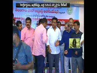 ktr gives first prize to sakshi photo journalist - Sakshi