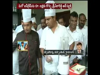 minister ktr turns cooli in ice cream polour for  gulaabi cooli dinalu - Sakshi