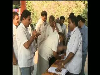 Farmers questioned CRDA Officers in Penumaka - Sakshi
