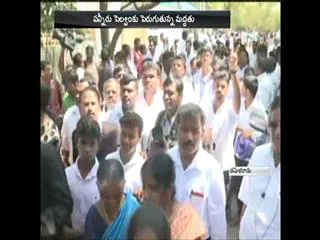Tamil peoples and Lawers supported to panneerselvam - Sakshi