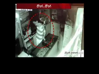 Shocking Robbery In Mobile Shop At LB Nagar | Caught On Camera - Sakshi
