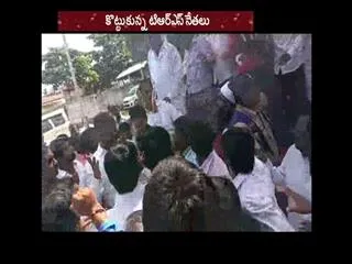 trs leaders fighting in mail devarapalli - Sakshi