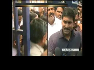 ys jagan mohan reddy console satyavathi in west godavari - Sakshi