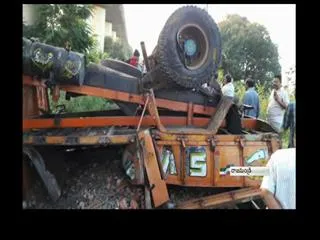 accident in rail cum road bridge at Rajahmundry - Sakshi