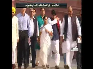 Mamata Banerjee leads rally to Rashtrapati Bhavan against Big Notes banned - Sakshi