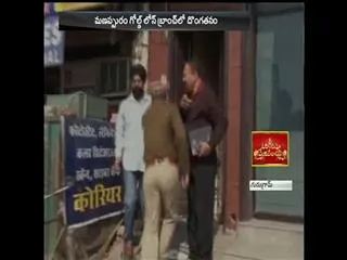 massive theft Manappuram Gold Loan branch at delhi - Sakshi