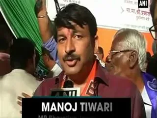 BJP Delhi chief  Manoj Tiwari's car attacked in Mumbai - Sakshi