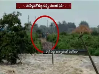 23 Workers Stuck In Manjira River Flood Water Medak - Sakshi