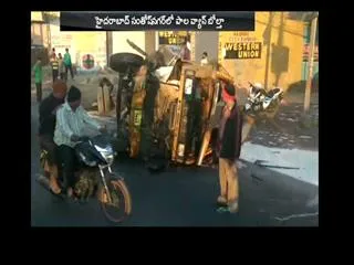 milk van hits divider in hyderabad - Sakshi