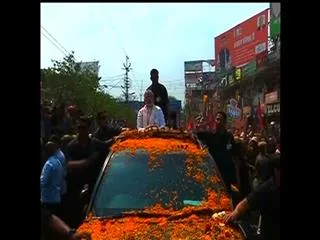 PM's roadshow underway, supporters raise slogans 'Har har Modi, Ghar ghar Modi' - Sakshi