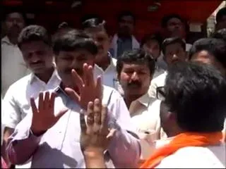 MP Ravindra Gaikwad arguing with Maharashtra cops - Sakshi