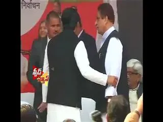mulayam singh yadav had to cancel meeting as MLAs decide not to attend - Sakshi