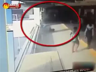 Gurgaon Shocking video emerges of stalker stabbing woman to death - Sakshi