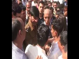 Live Murder caught on camera in New Delhi - Sakshi
