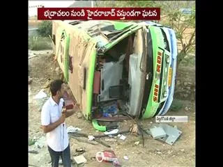 5 injured as private bus hits divider - Sakshi