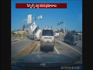 Lowe's truck filmed flipping over in Missouri - Sakshi