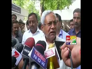 Nitish spurns Sonia's lunch to feast with Modi - Sakshi