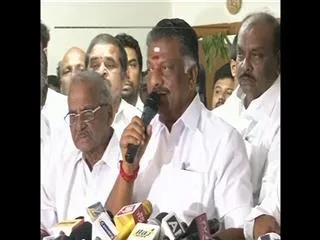 Paneer sacks sasikala's aid - Sakshi