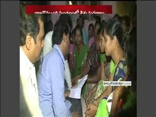 ys jagana consoles rajavommangi victims - Sakshi