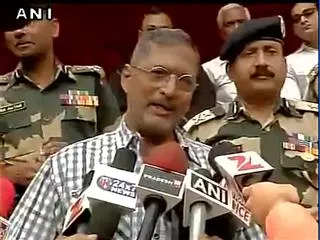 nana patekar meets kashmiri youth, asks them to study well - Sakshi