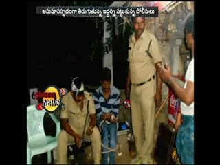 Theives throw rocks on police while checking - Sakshi