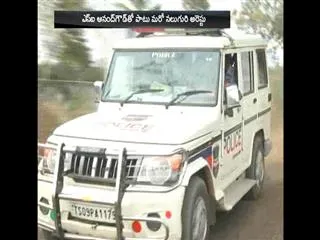 SI of police arrested in notes issue - Sakshi