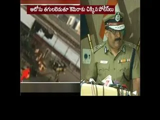 Police burning a auto in Chennai jallikattu protest - Sakshi