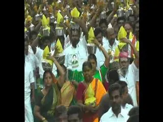 Tamil Nadu CM Jayalalithaa in hospital || Peolpe pray for her recovery - Sakshi